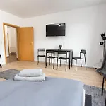 Lägenhet Schicke Mit 3 Schlafzimmern, Vollausgestatteter Kueche & Bad - Bettwaesche, Handtuecher Und Wifi Inklusive *