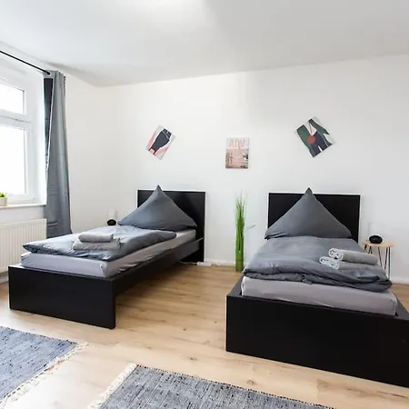 Schicke Mit 3 Schlafzimmern, Vollausgestatteter Kueche & Bad - Bettwaesche, Handtuecher Und Wifi Inklusive Lägenhet Chemnitz